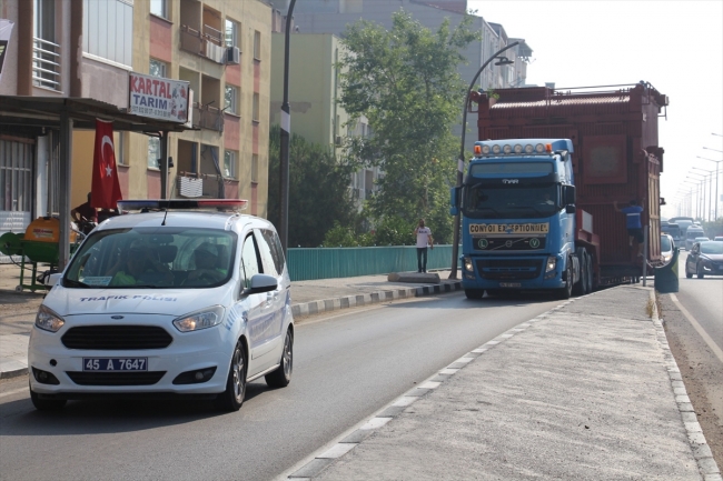 Dev buhar kazanının 400 kilometrelik yolculuğu 5 günde bitecek